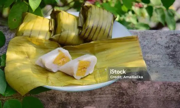 Penyajian Nagasari Tradisional Kue pisang nagasari yang sudah matang
