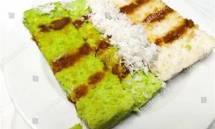 Proses mengukus kue nagasari