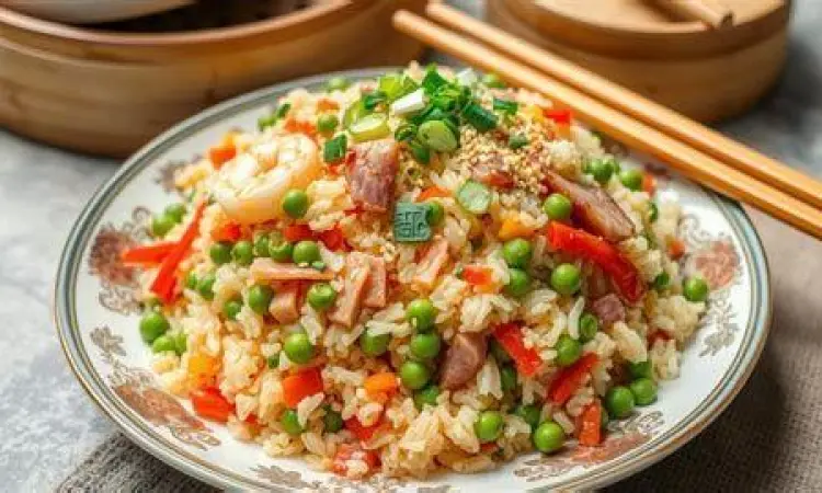 Sajian Akhir Nasi Goreng Chinese Plating nasi goreng Yangzhou dengan garnish daun bawang