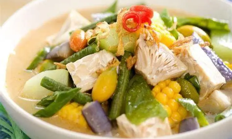 Mangkuk sayur lodeh khas Jawa Tengah dengan nangka muda