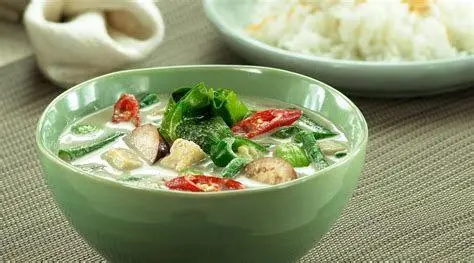 Memasak Sayur Lodeh Proses menuangkan santan ke dalam isian sayur lodeh