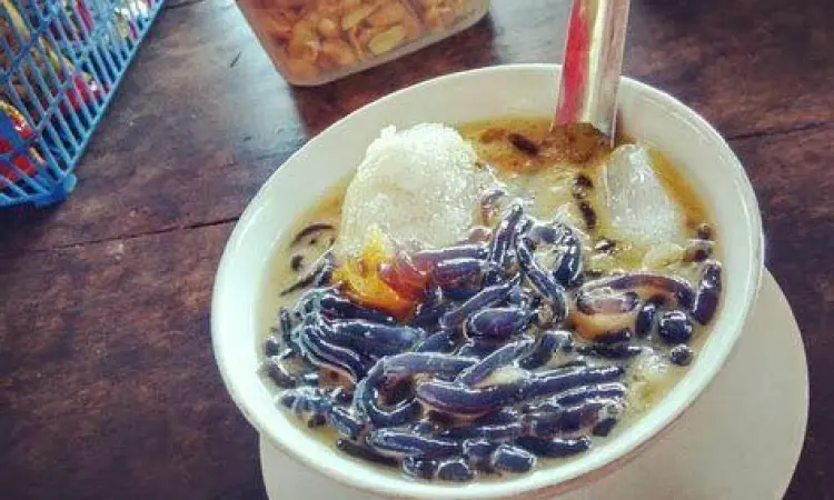 Penyajian dawet hitam dalam mangkuk kecil