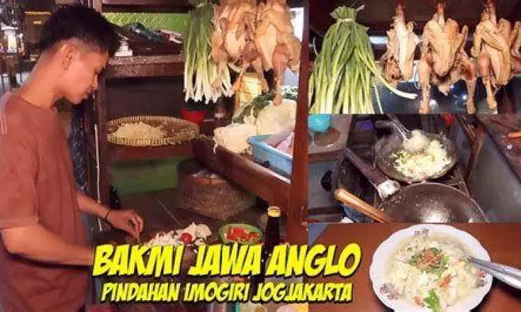 Memasak dengan Anglo Tradisional Proses memasak bakmi godog jogja menggunakan tungku anglo tradisional