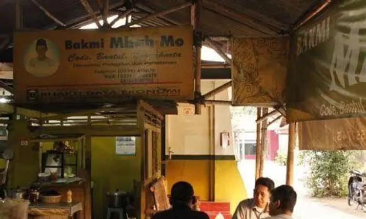 Warung Bakmi Legendaris Suasana warung bakmi godog jogja legendaris di malam hari