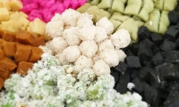 Penyajian klepon tradisional dengan taburan kelapa