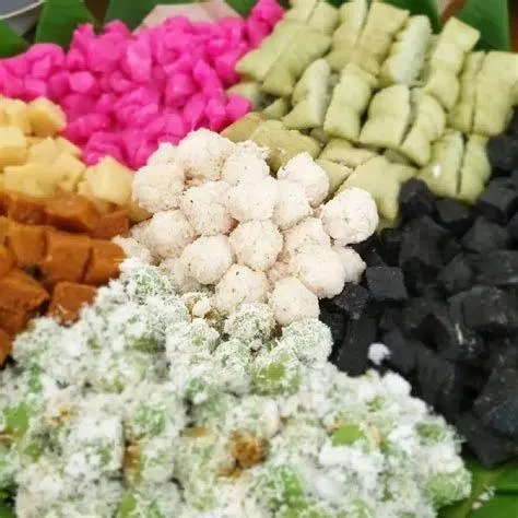 Klepon Tradisional Penyajian klepon tradisional dengan taburan kelapa
