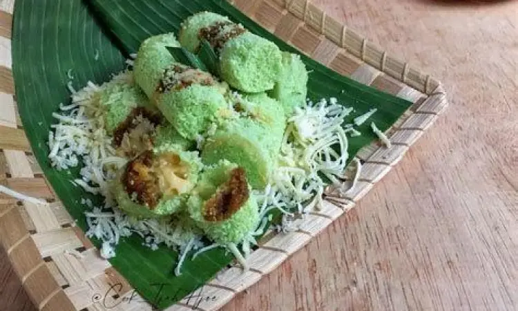Bahan alami seperti pandan dan kelapa untuk kue