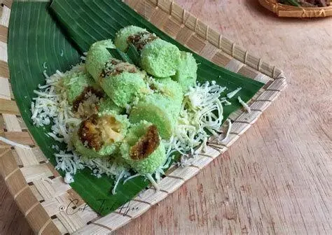 Bahan Alami Kuliner Bahan alami seperti pandan dan kelapa untuk kue