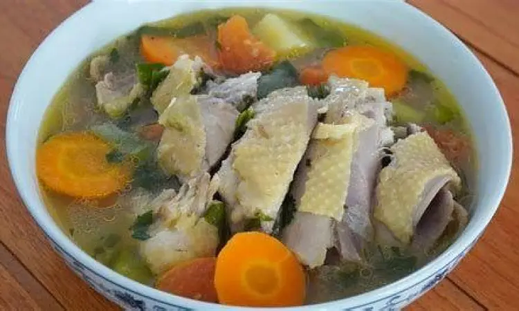 Teknik Simmering Sup Ayam Proses perebusan ayam kampung dengan api kecil untuk kaldu maksimal