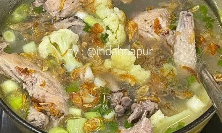 Sajian Akhir Sup Ayam Kampung Penyajian sup ayam kampung hangat dengan taburan daun seledri