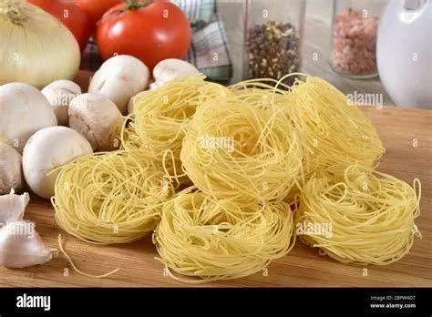 Angel Hair Pasta Mentah Tekstur mentah pasta capellini yang sangat tipis