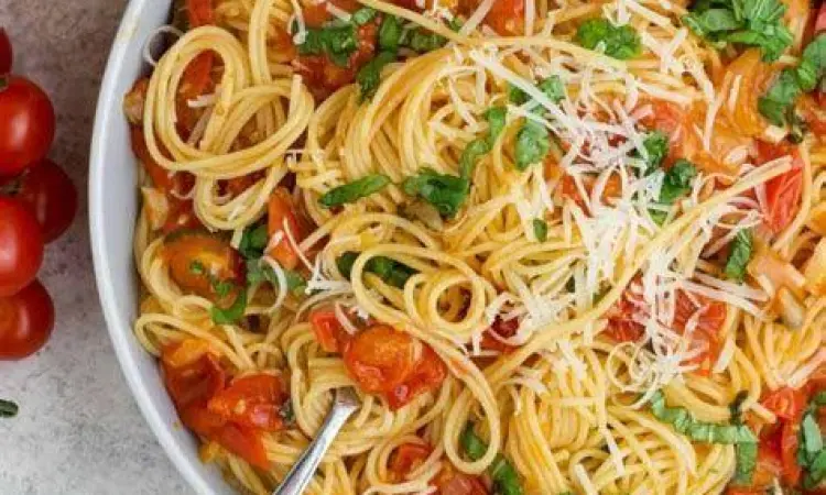 Angel Hair Marinara Pasta tipis dengan saus tomat segar