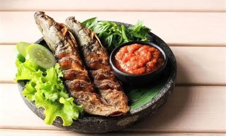 Penyajian Ikan Lele Goreng Sajian lengkap pecel lele dengan sambal dan lalapan