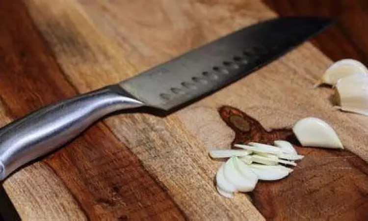 Teknik mengiris bawang putih tipis untuk pasta