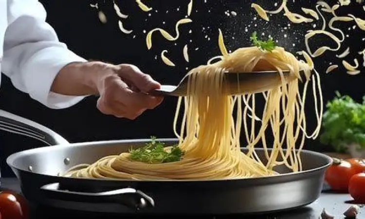 Teknik mengaduk pasta dalam wajan saus