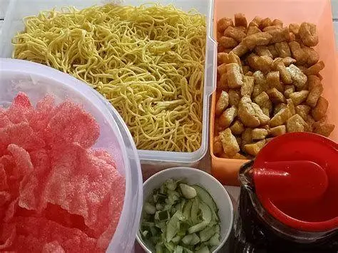Bahan Rujak Mie Palembang Bahan-bahan utama rujak mie palembang seperti mie, soun, dan tahu