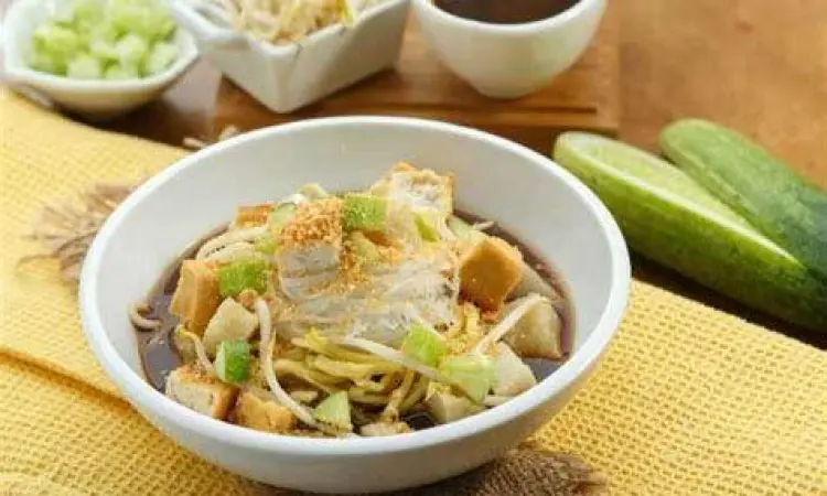 Penyajian rujak mie palembang dalam mangkuk dengan ebi