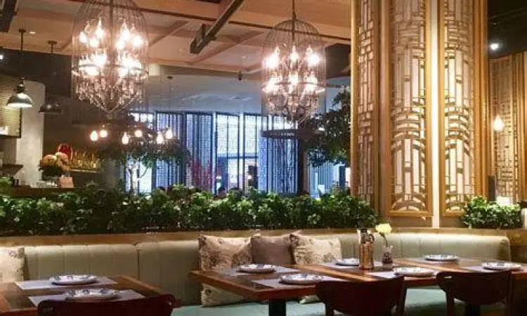 Suasana restoran keluarga di kawasan Puri Indah