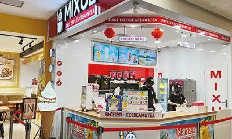 Hidangan penutup manis di sebuah mall di Puri