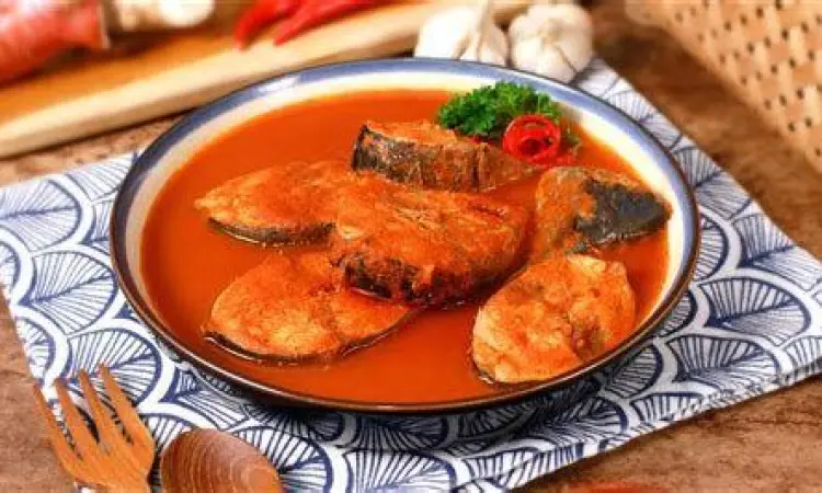 Proses memasak ikan dalam kuah asam padeh merah