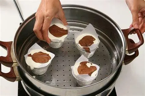 Teknik Mengukus Kue Putri Ayu Proses mengukus kue dalam dandang tradisional