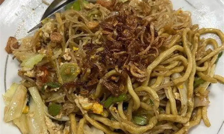 Bakmi Goreng Jawa Manis Gurih Piring bakmi goreng jawa dengan warna cokelat mengkilap
