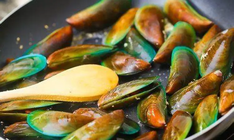 Proses menumis kerang hijau dengan bumbu merah kental