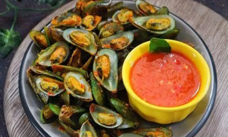 Piring saji berisi kerang hijau saus tiram yang menggoda