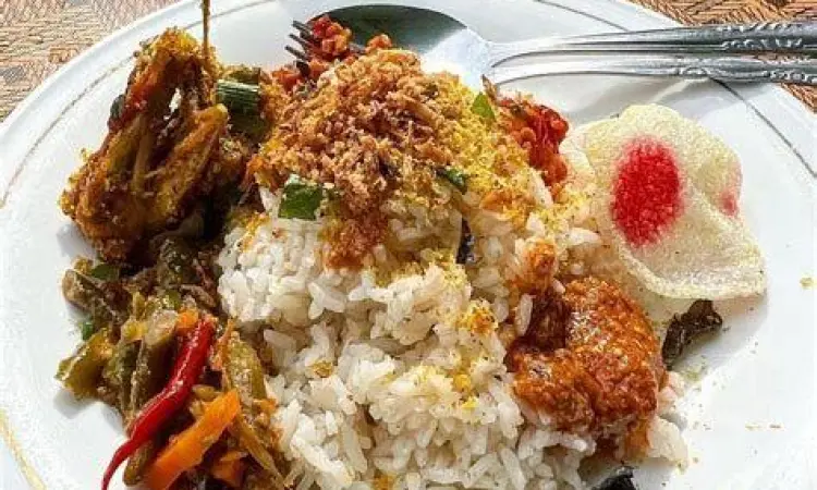 Sajian lengkap nasi gurih dengan lauk pauk