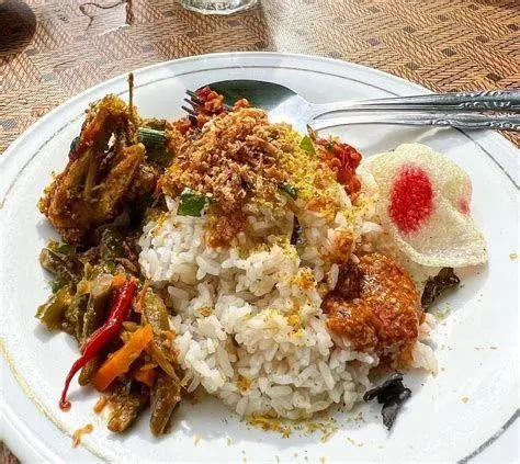 Plating Nasi Gurih Sajian lengkap nasi gurih dengan lauk pauk