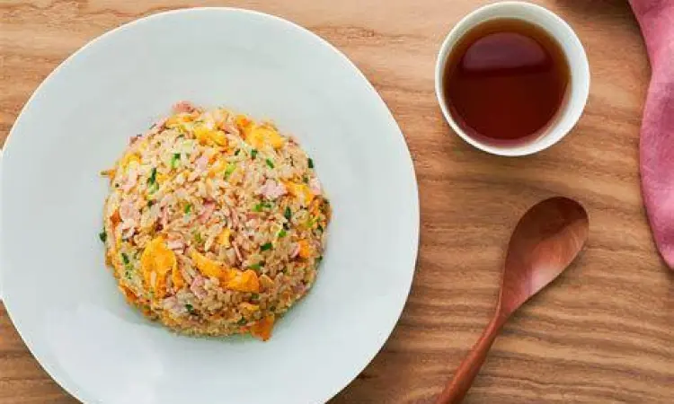 Proses memasak nasi goreng jepang di atas wajan besi