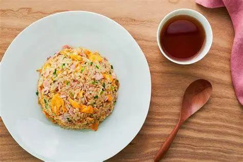 Memasak Yakimeshi Proses memasak nasi goreng jepang di atas wajan besi