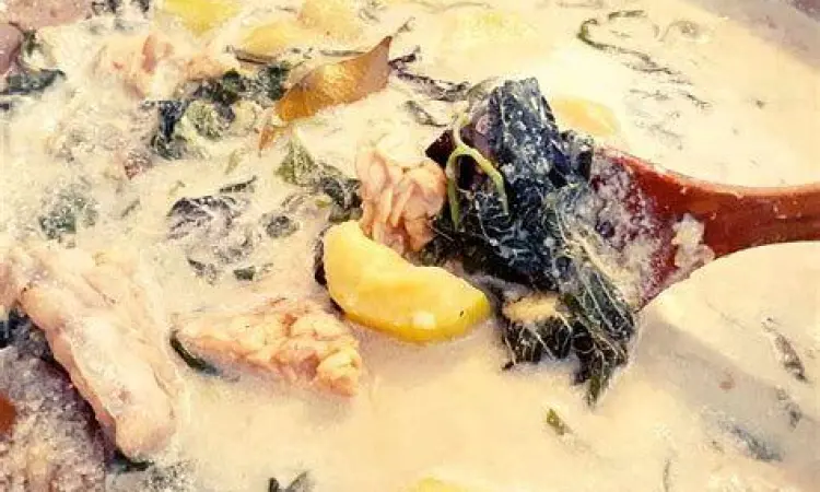 Proses memasak sayur bobor di atas kompor