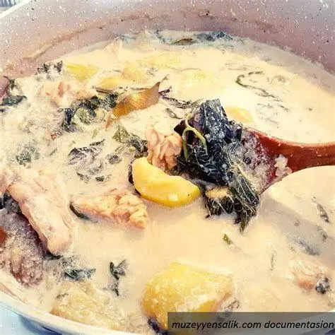 Memasak Sayur Bobor Proses memasak sayur bobor di atas kompor