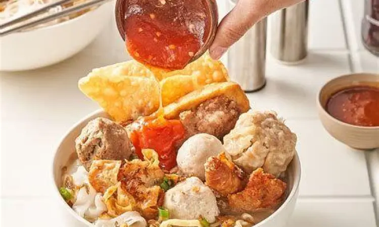 Kunjungan ke Bakso Babi 3M Suasana kedai Bakso Babi 3M saat jam makan siang