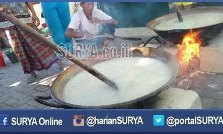 Memasak Bubur Suro Proses mengaduk bubur suro di dalam kuali