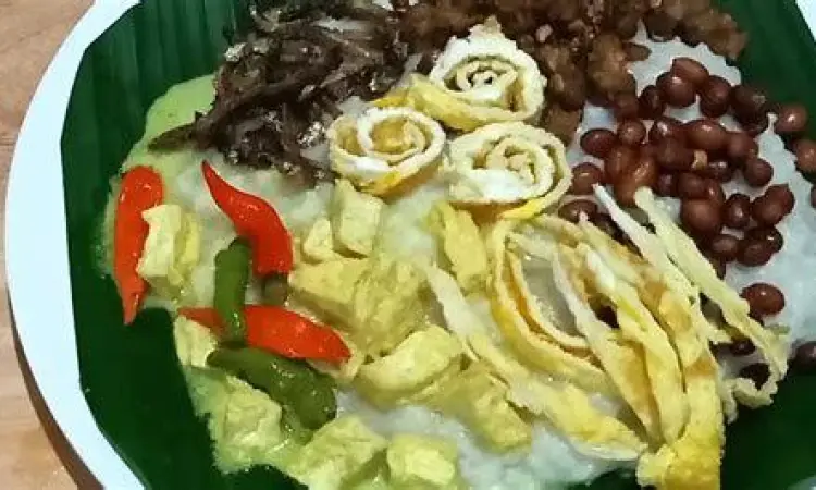 Sajian lengkap bubur suro dengan opor dan sambal goreng