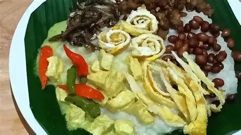 Penyajian Bubur Suro Sajian lengkap bubur suro dengan opor dan sambal goreng