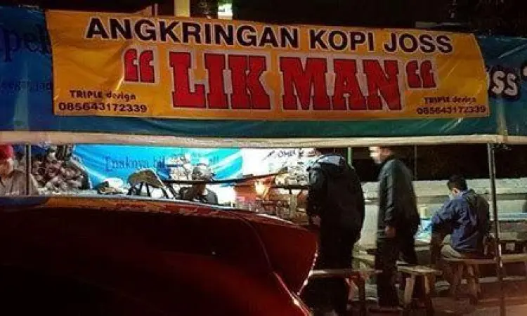 Suasana angkringan kopi joss di Yogyakarta malam hari