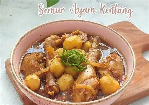 Proses Memasak Semur Proses memasak semur ayam kentang di atas kompor