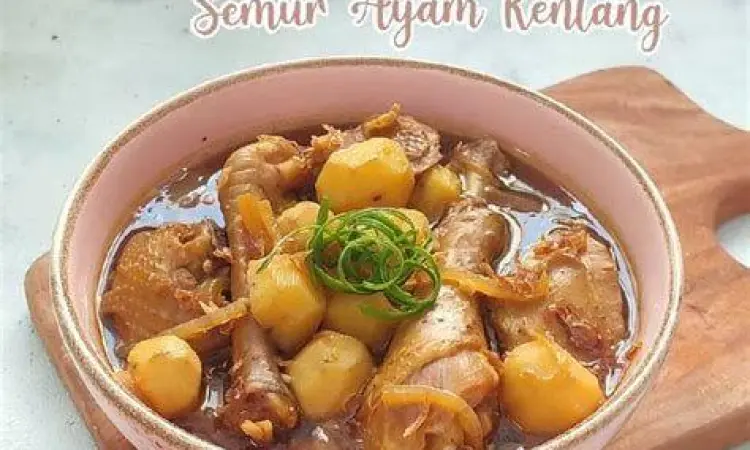 Sajian Akhir Semur Ayam Sajian semur ayam kentang dengan taburan bawang goreng