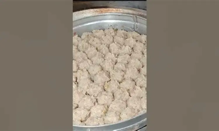 Teknik Mengukus Siomay Proses mengukus siomay di dalam klakat bambu