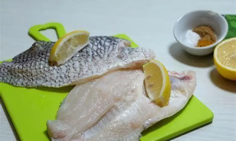 Filet Ikan Segar Filet ikan segar yang siap dibumbui untuk digoreng
