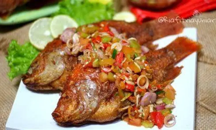 Penyajian Ikan Krispi Ikan goreng tepung disajikan dengan sambal matah segar