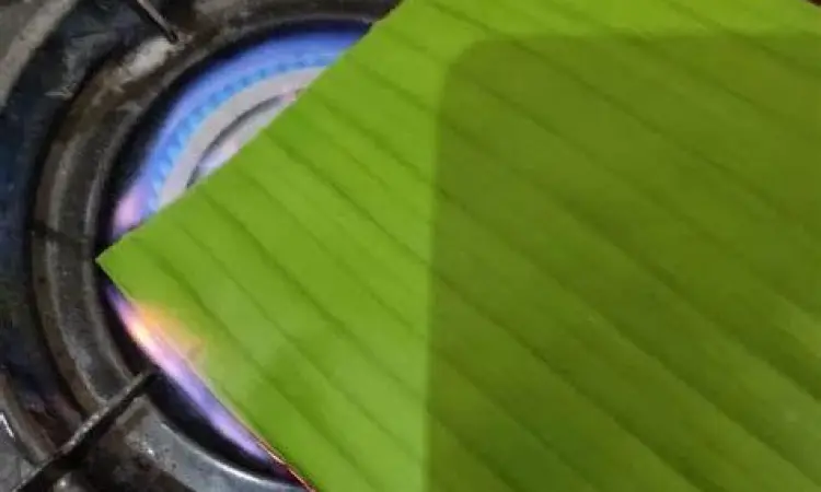 Proses membungkus adonan lemet dengan daun pisang