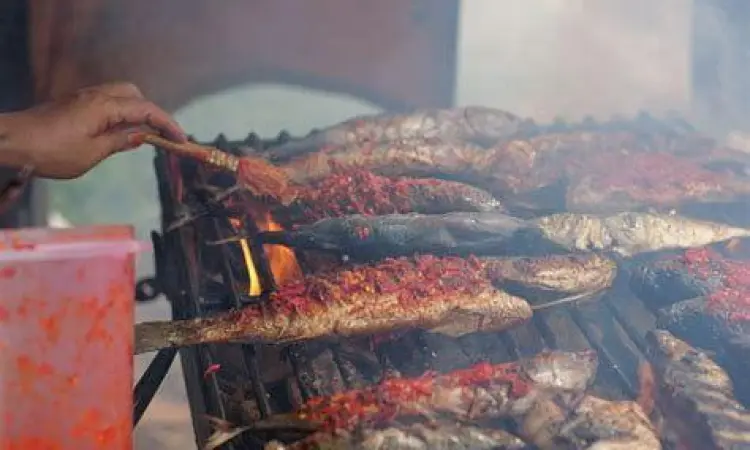 Proses membakar ikan nila dengan arang