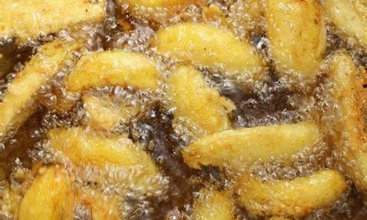 Teknik Deep Frying Pisang Goreng proses menggoreng pisang krispi dalam minyak panas
