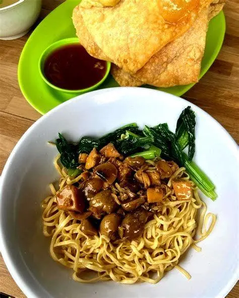 Kedai Mie Ayam Populer di Tebet suasana kedai bakmi ramai di Tebet