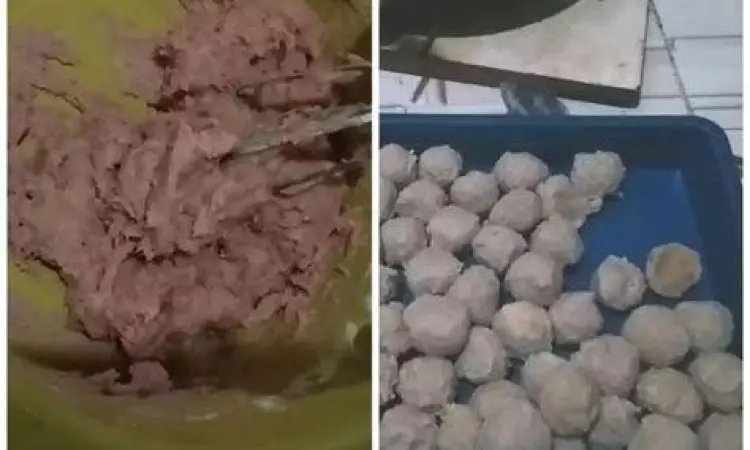 proses membentuk bulat bakso dengan tangan
