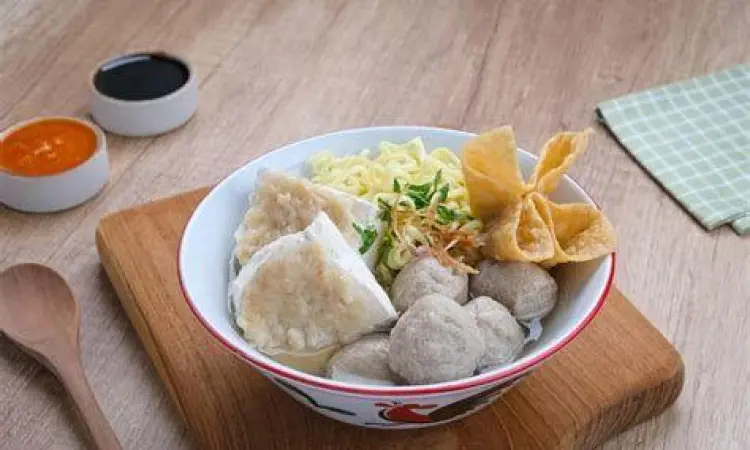 kuah kaldu bakso sapi yang bening dan gurih